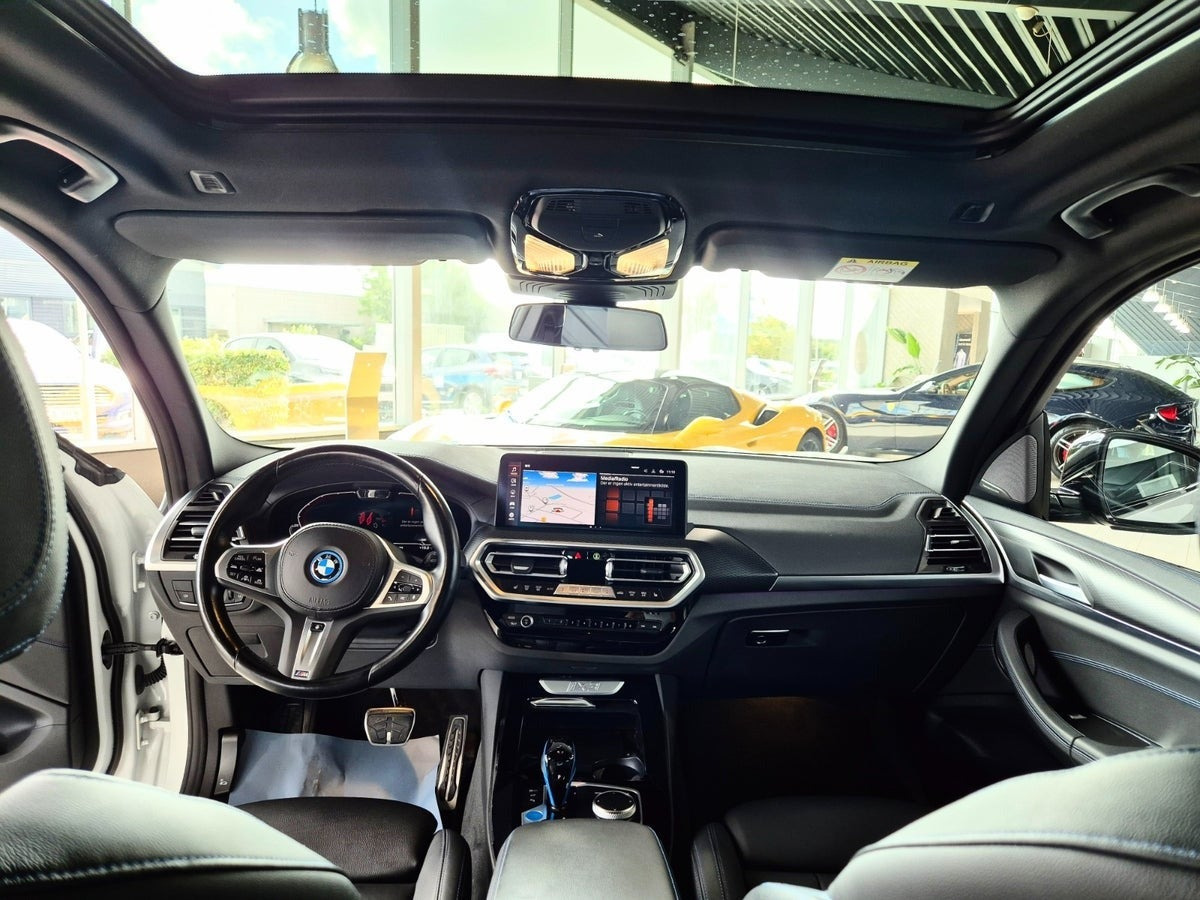 Hvid BMW iX3 fra 2022