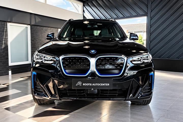 Sort BMW iX3 fra 2023