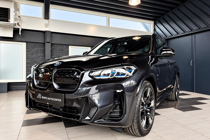 Grå BMW iX3 fra 2022