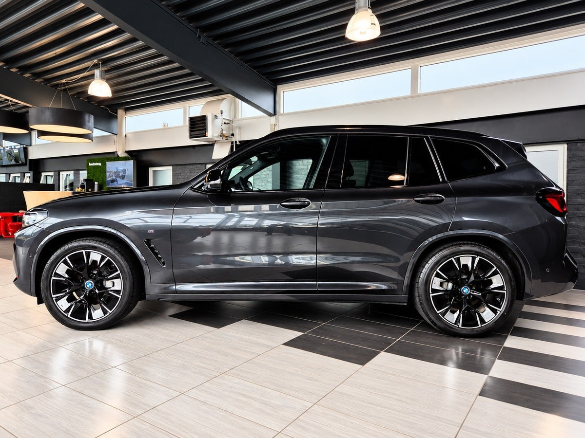 Grå BMW iX3 fra 2022