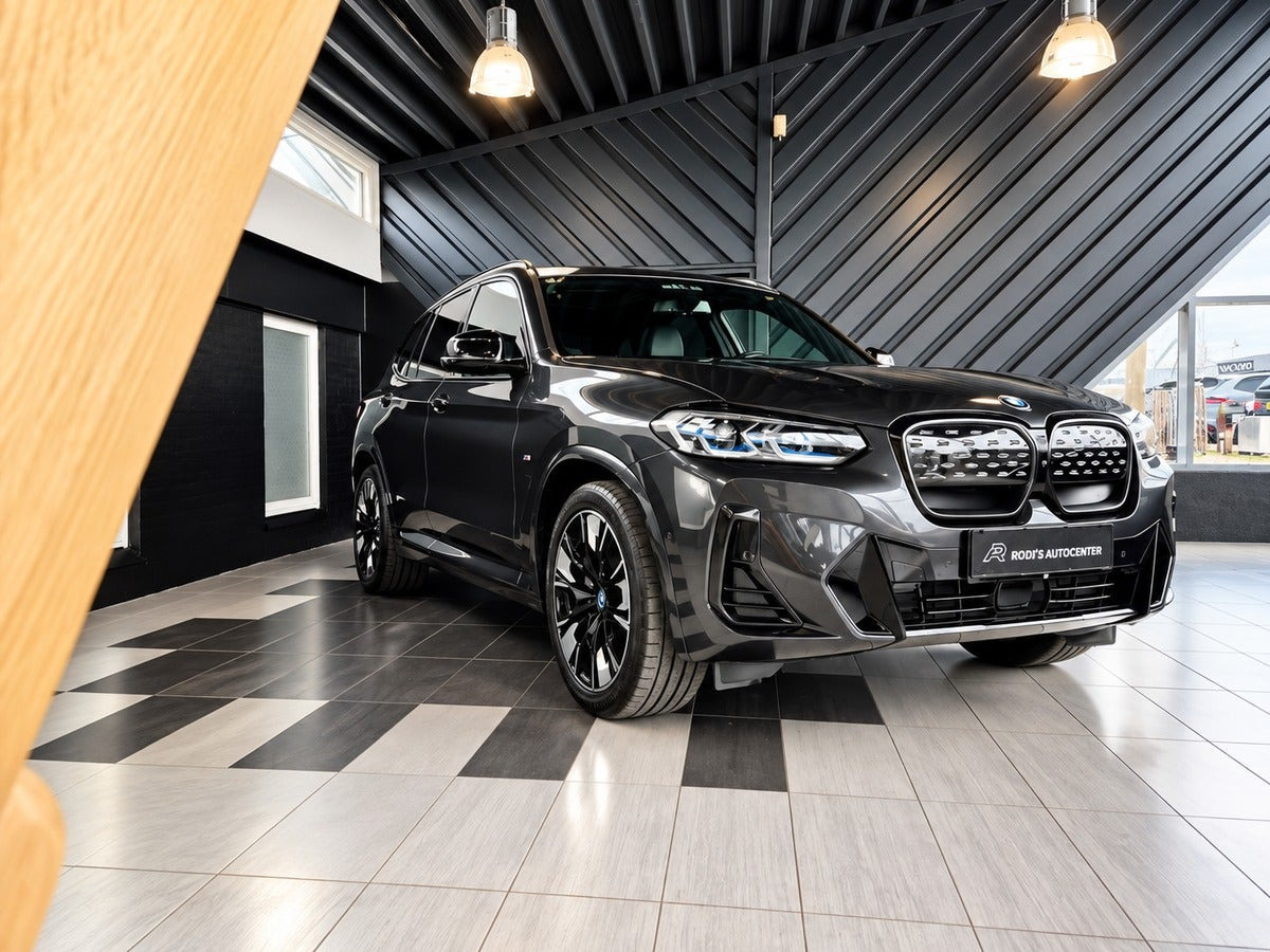 Grå BMW iX3 fra 2022