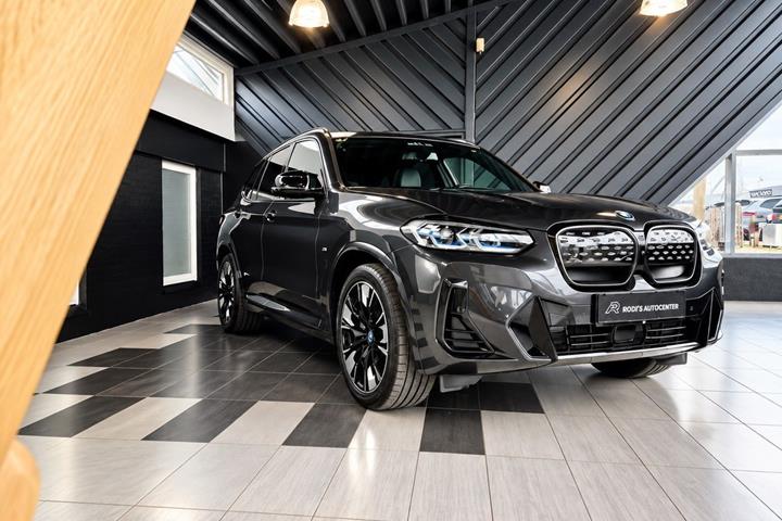 Grå BMW iX3 fra 2022
