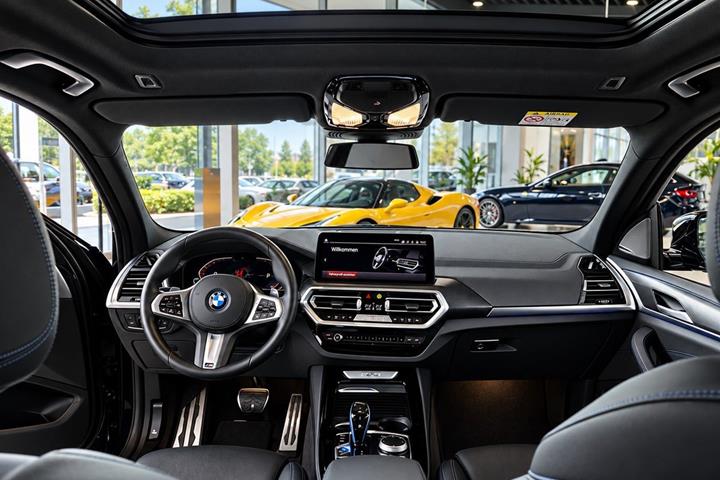 Grå BMW iX3 fra 2022