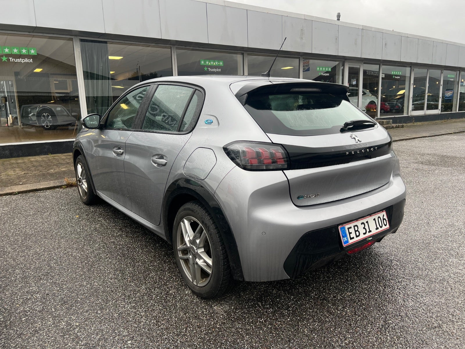 Grøn Peugeot e-208 fra 2020