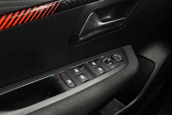 Grøn Peugeot e-208 fra 2020