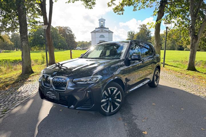 Grå BMW iX3 fra 2023