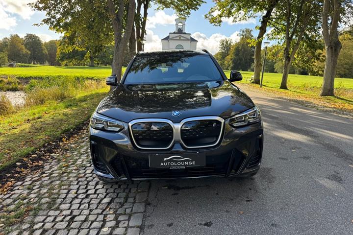 Grå BMW iX3 fra 2023