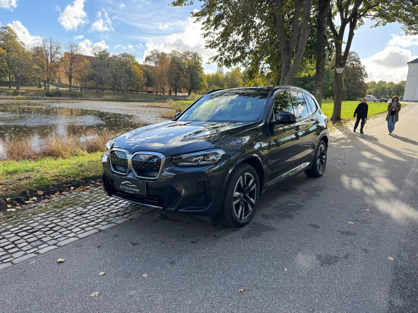 Grå BMW iX3 fra 2023