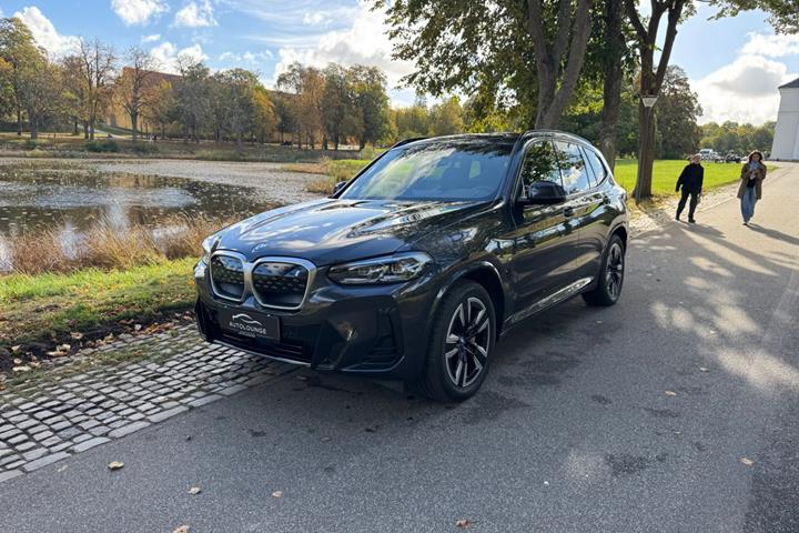 Grå BMW iX3 fra 2023