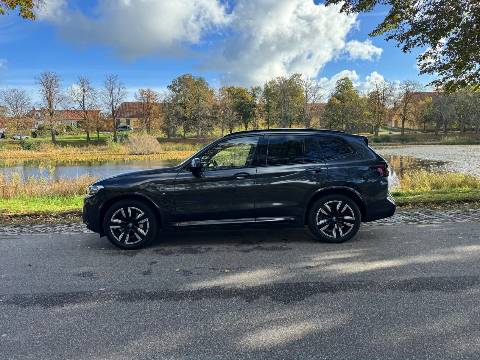Grå BMW iX3 fra 2023