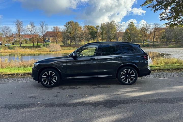 Grå BMW iX3 fra 2023