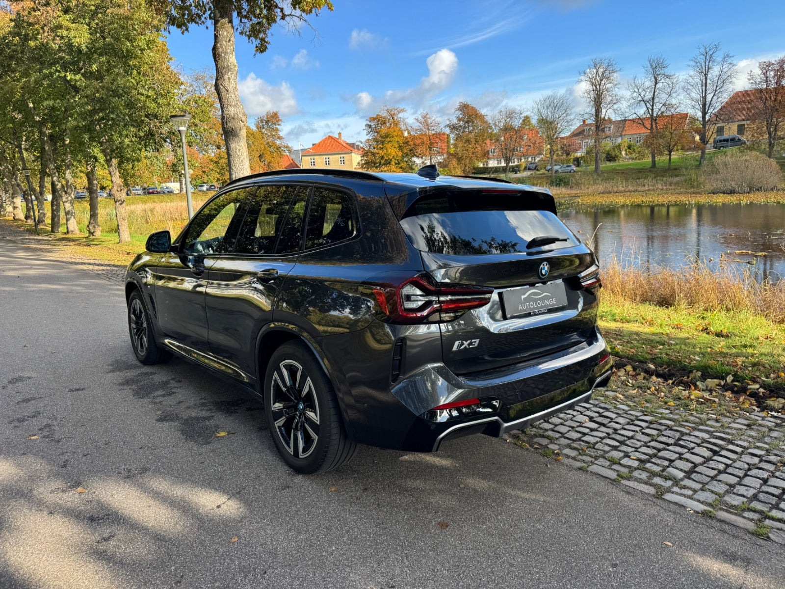 Grå BMW iX3 fra 2023