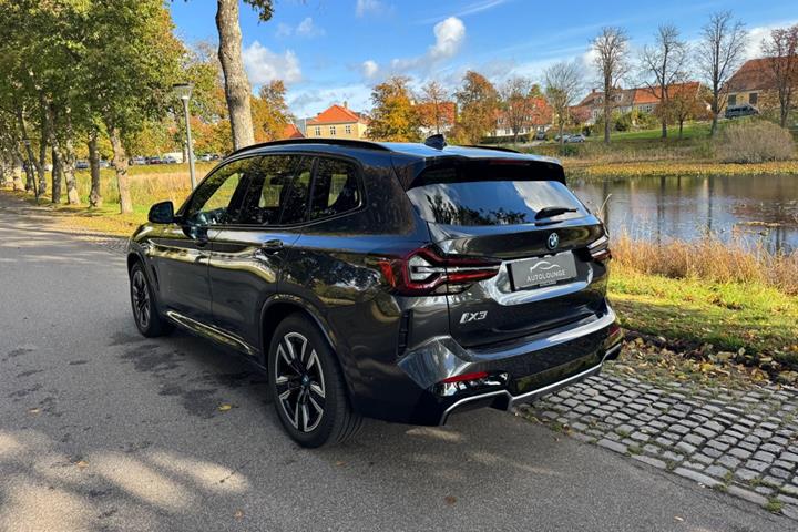Grå BMW iX3 fra 2023