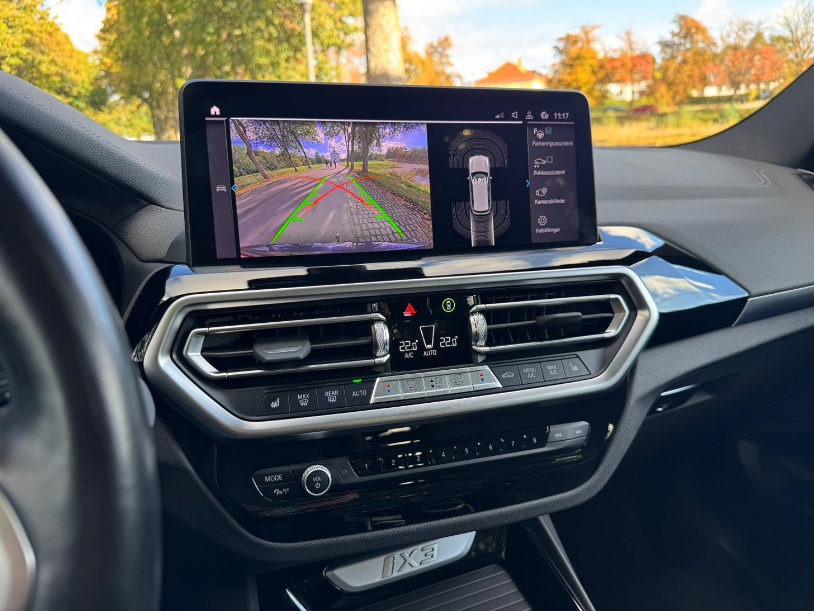 Grå BMW iX3 fra 2023