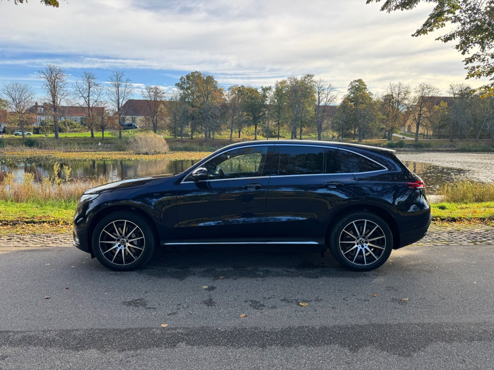 Blå Mercedes EQC400 fra 2022