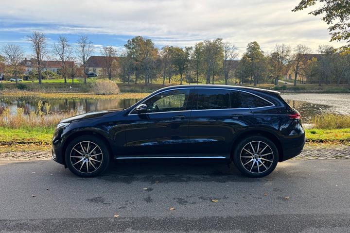 Blå Mercedes EQC400 fra 2022