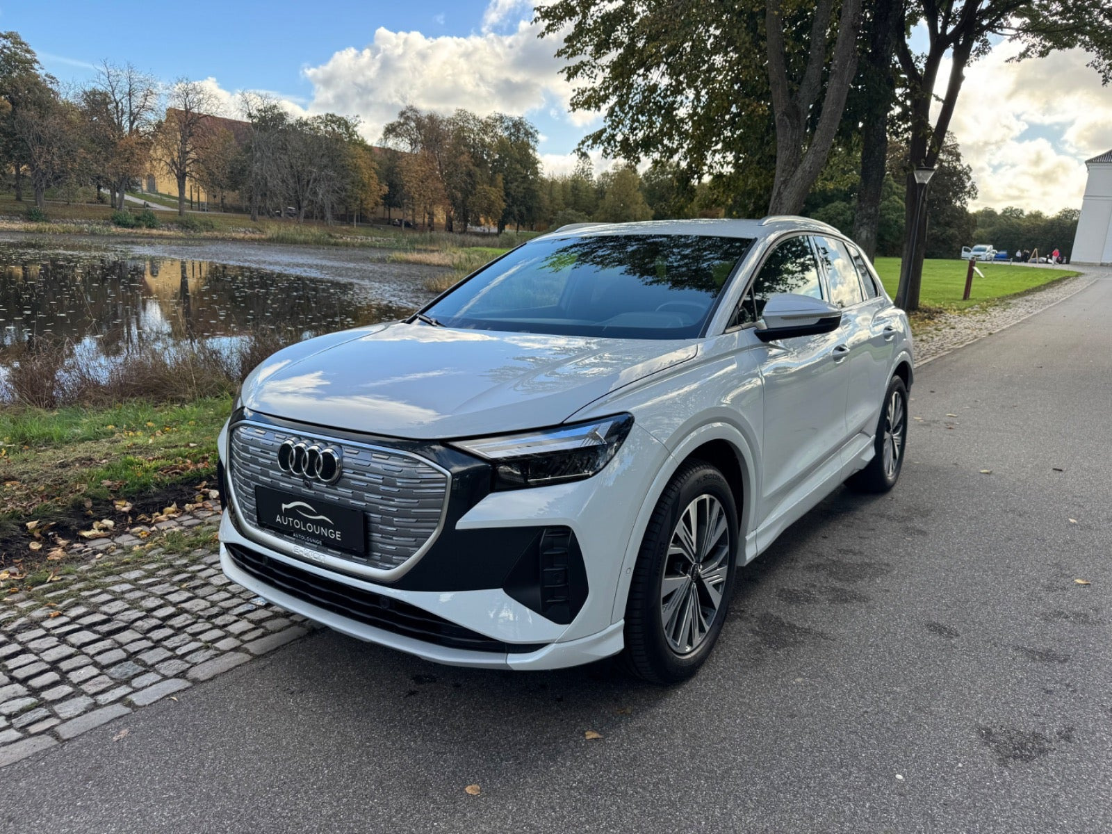 Hvid Audi Q4 e-tron fra 2023