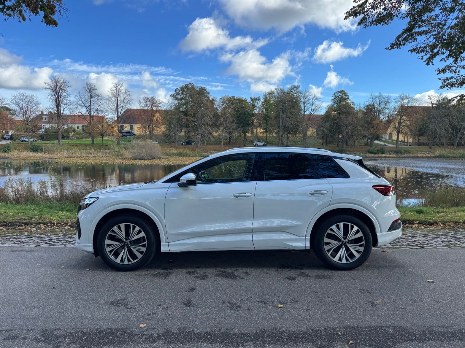 Hvid Audi Q4 e-tron fra 2023