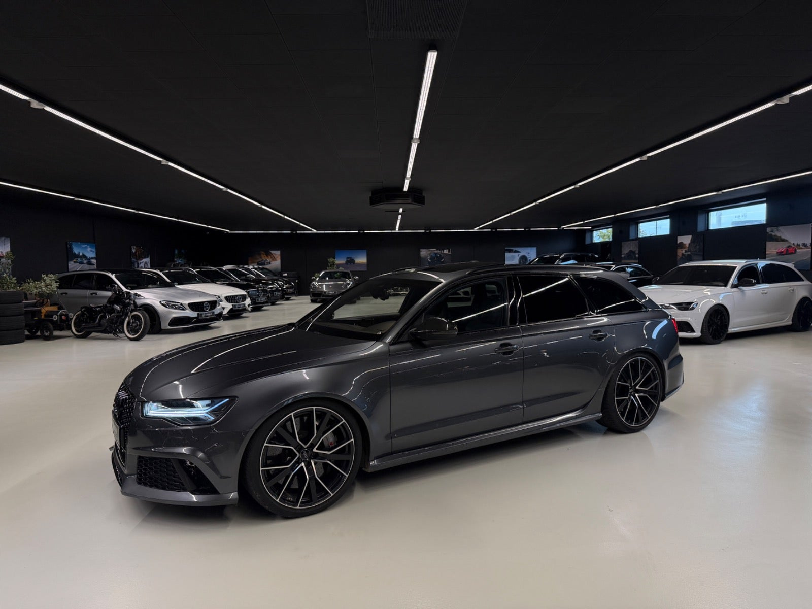 Grå Audi RS6 fra 2017