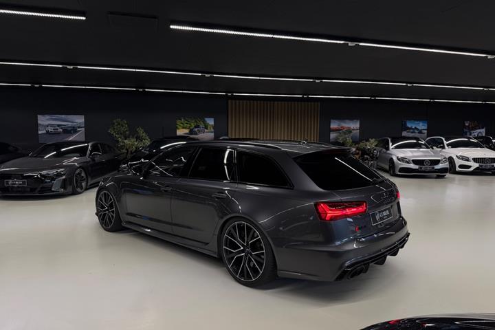 Grå Audi RS6 fra 2017