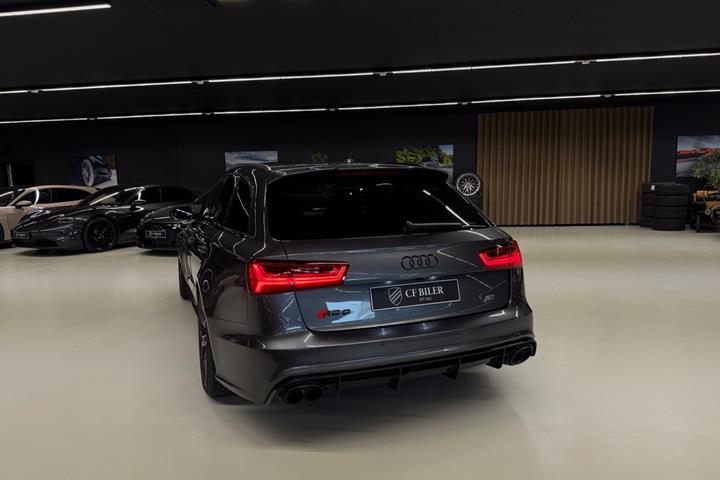Grå Audi RS6 fra 2017
