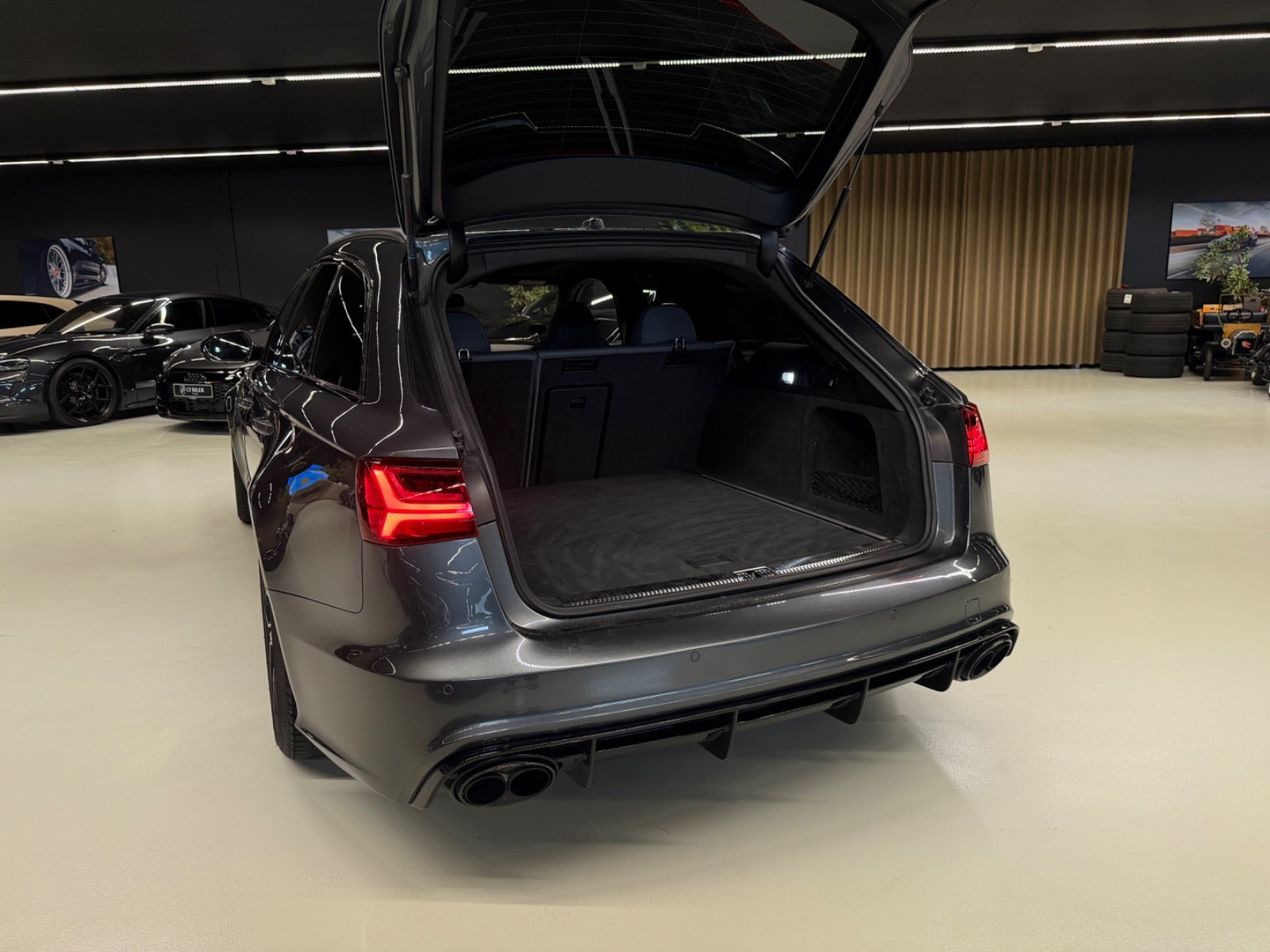 Grå Audi RS6 fra 2017