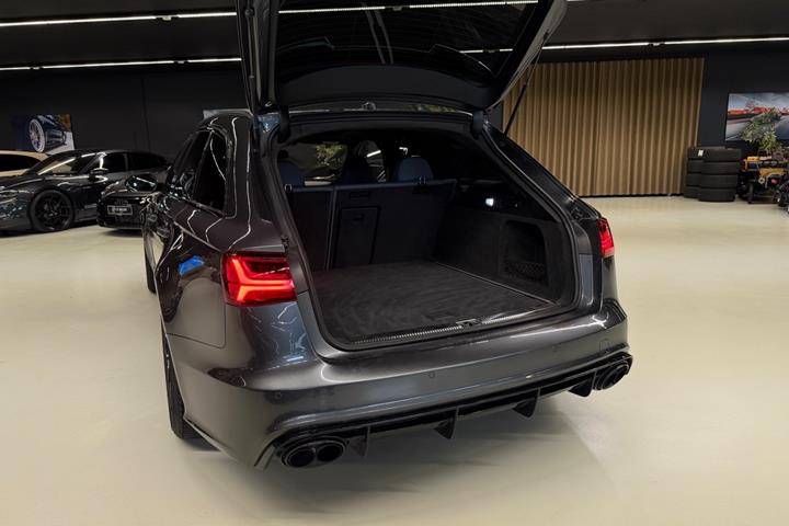 Grå Audi RS6 fra 2017