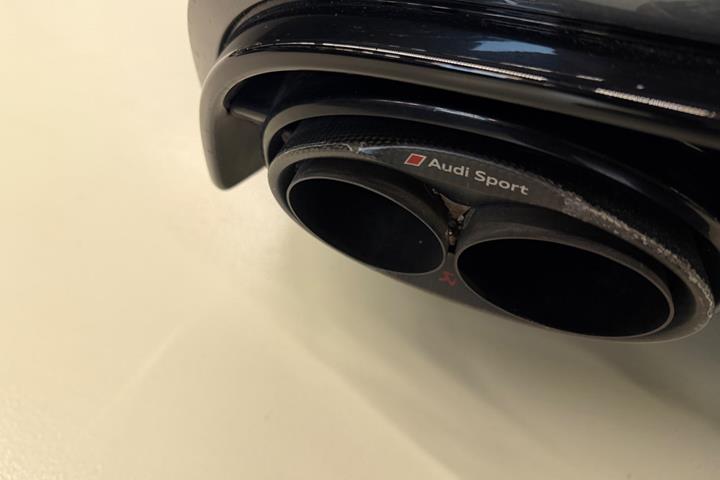Grå Audi RS6 fra 2017