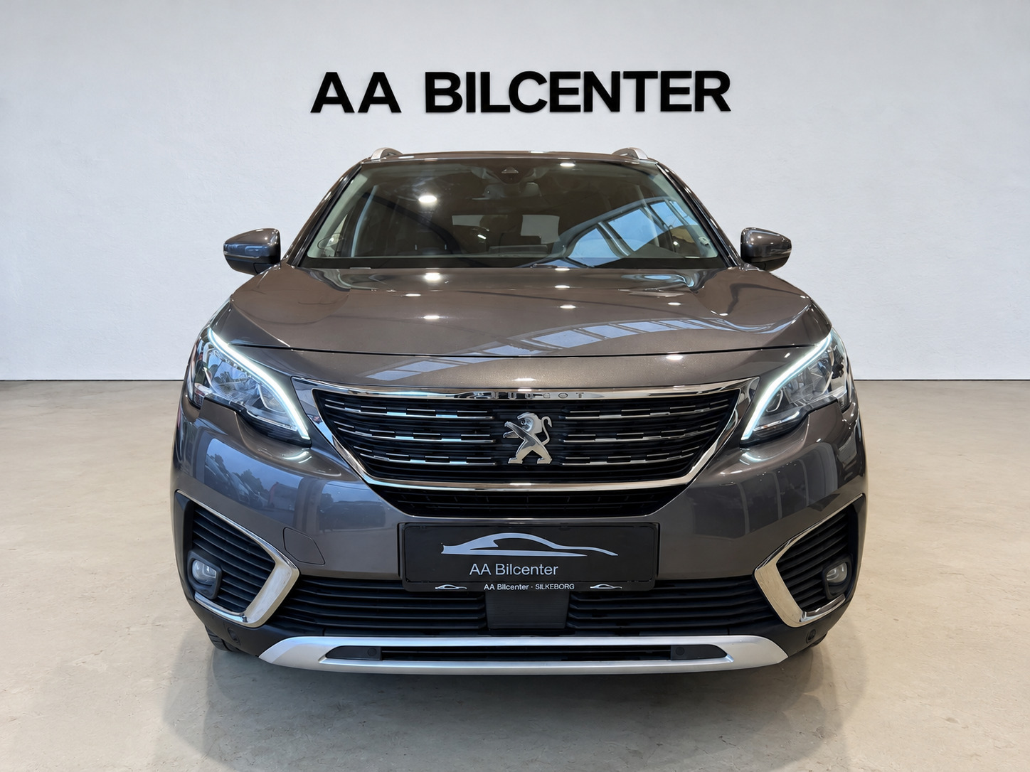 Grå Peugeot 5008 fra 2017