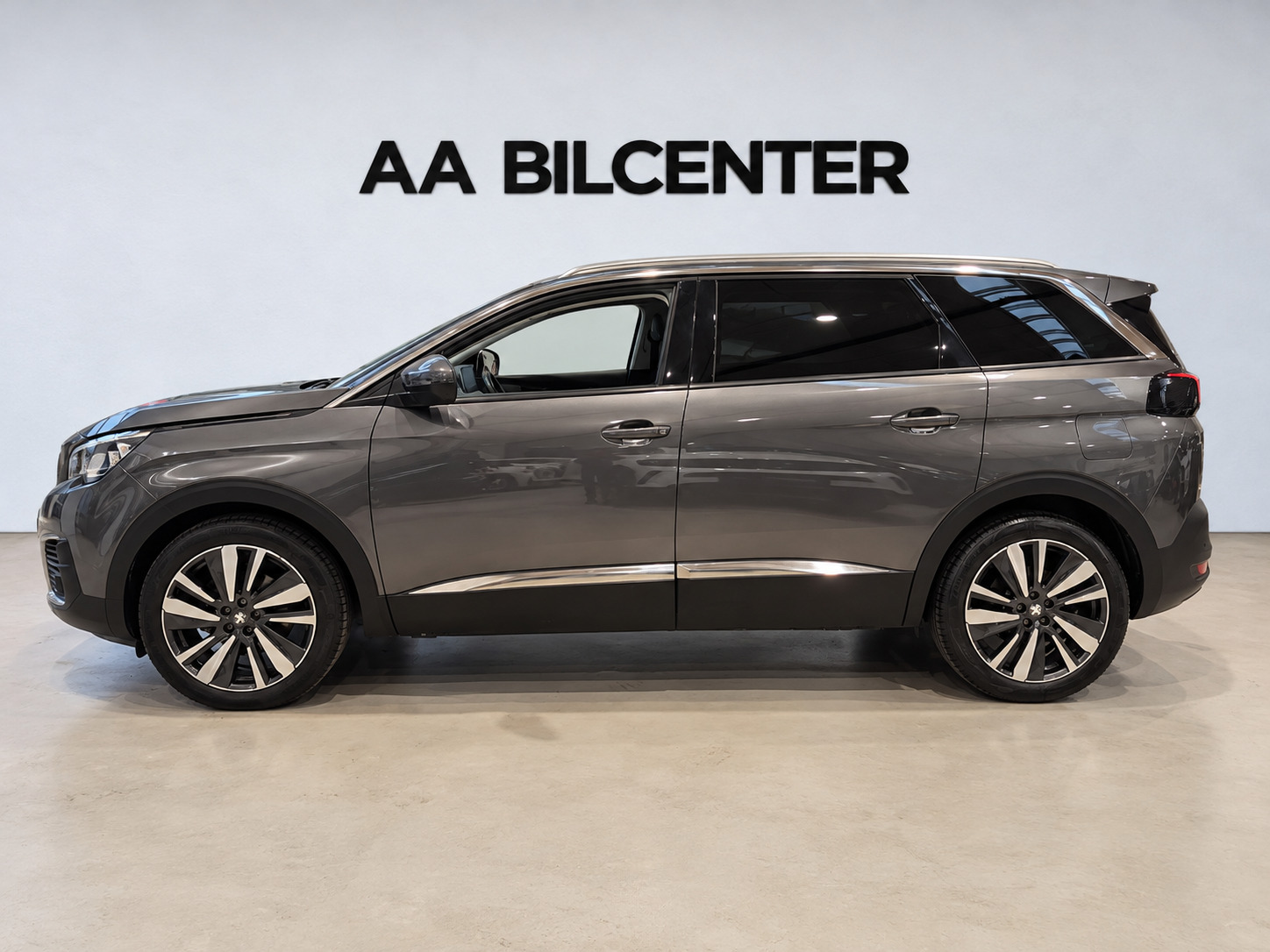 Grå Peugeot 5008 fra 2017