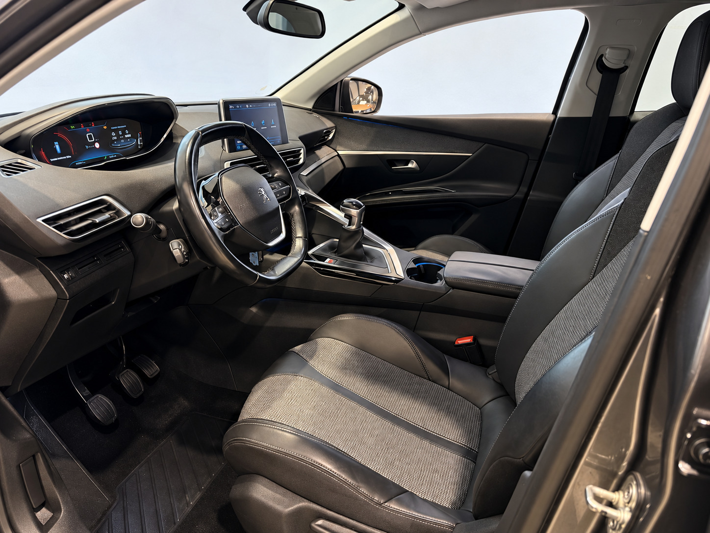 Grå Peugeot 5008 fra 2017