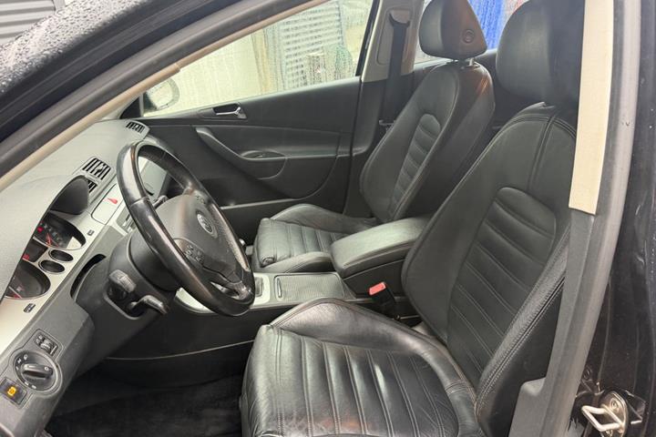 Sort VW Passat fra 2008