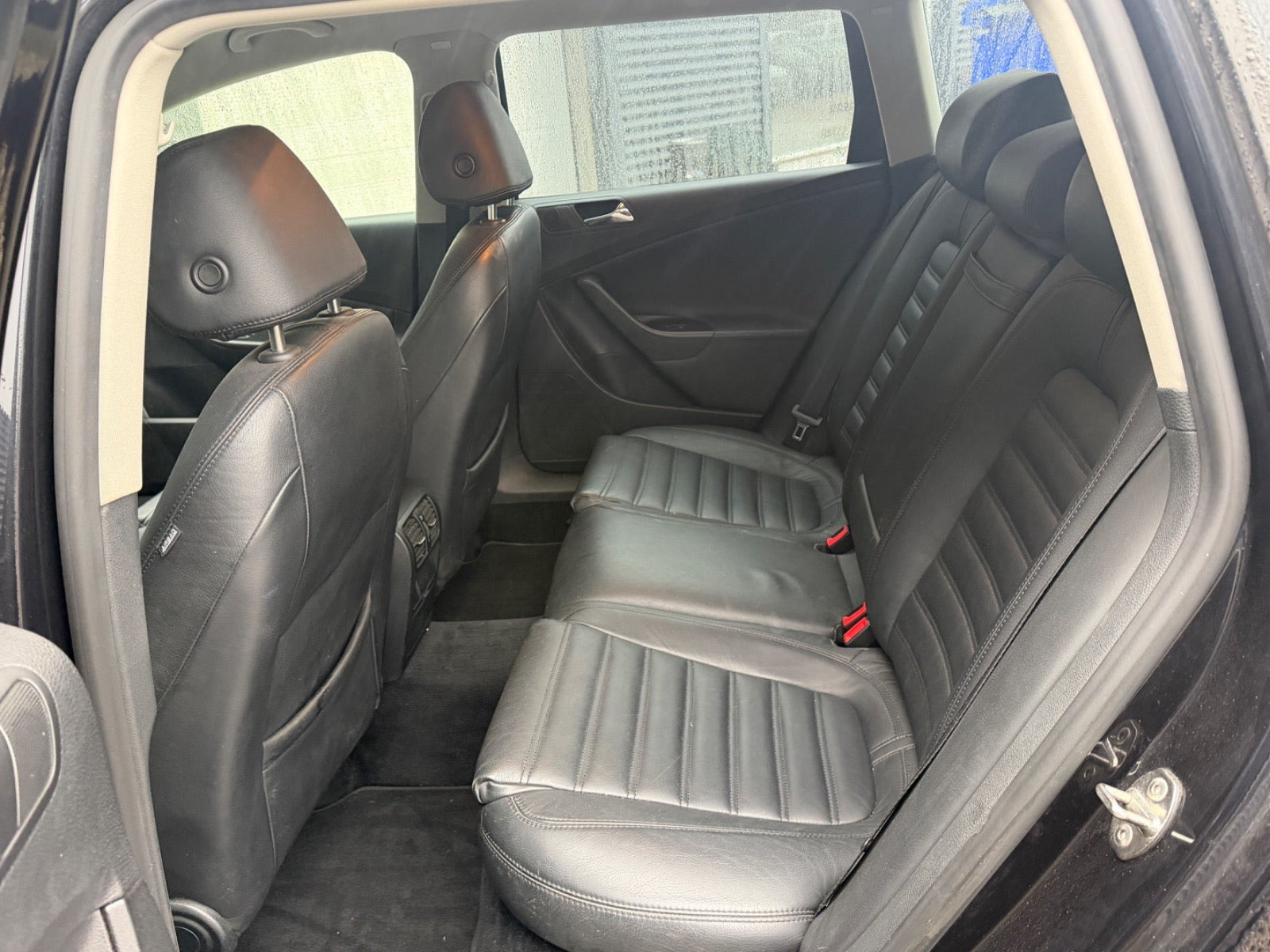 Sort VW Passat fra 2008