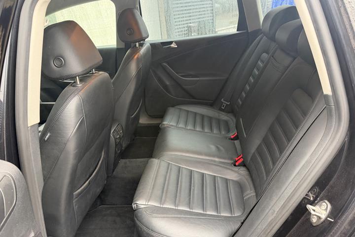 Sort VW Passat fra 2008