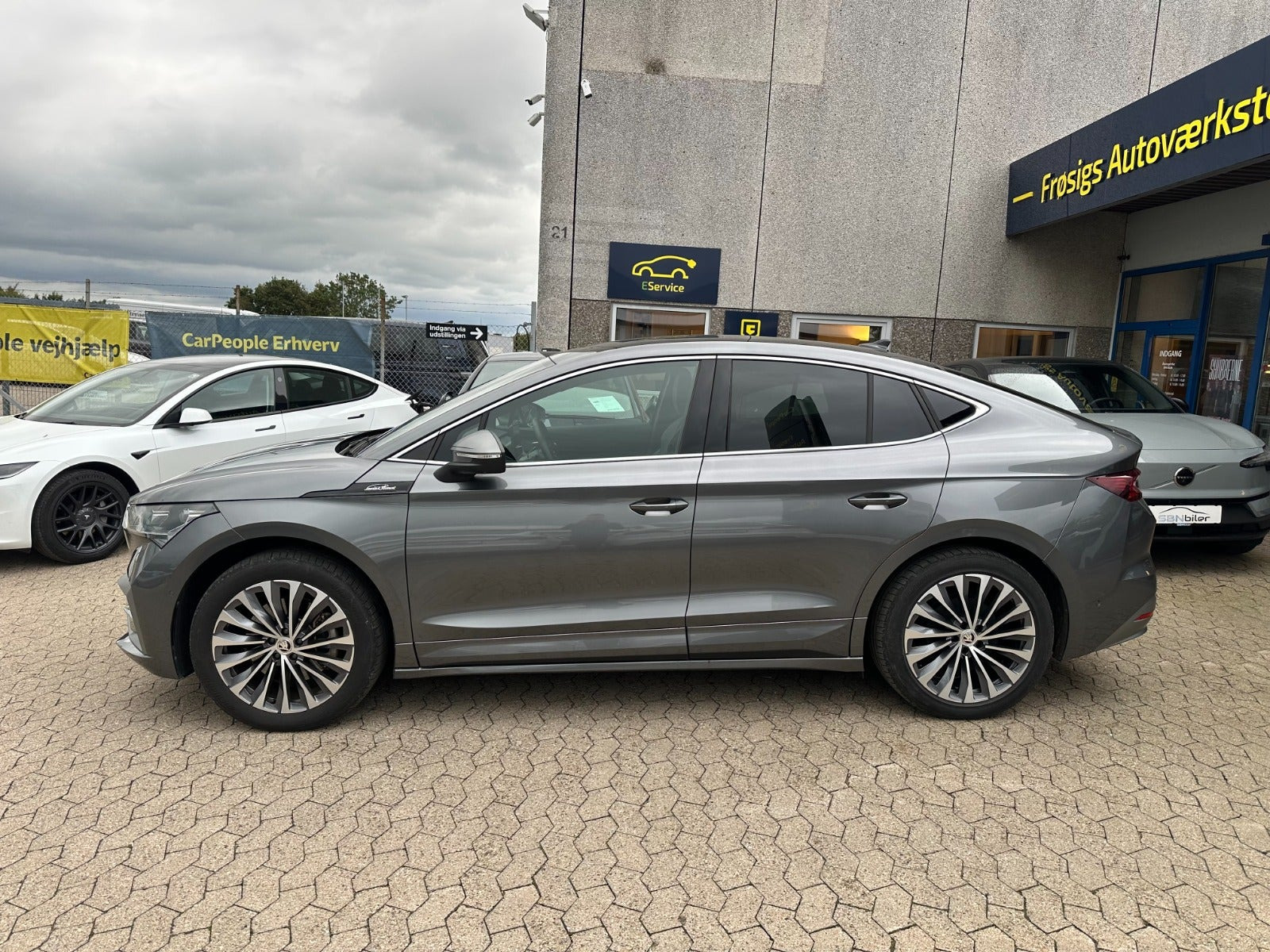 Grå Skoda Enyaq fra 2025