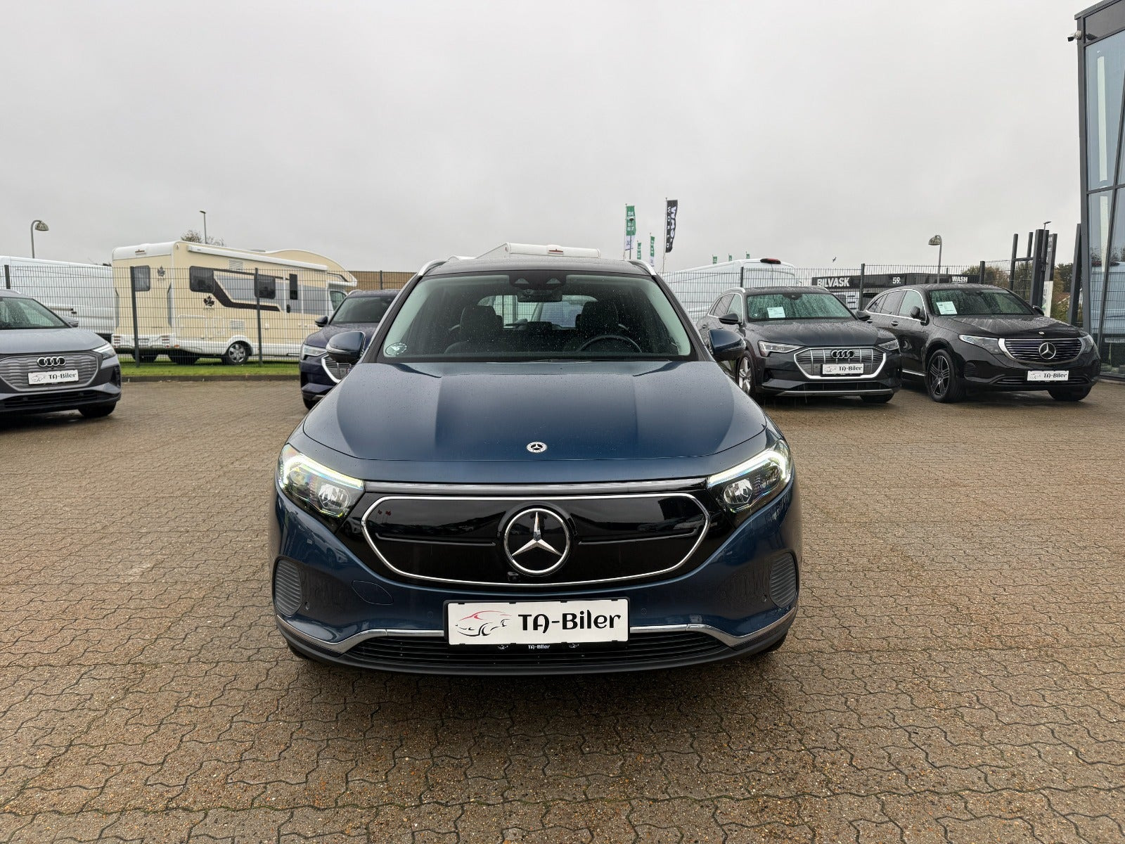 Blå Mercedes EQA250 fra 2022