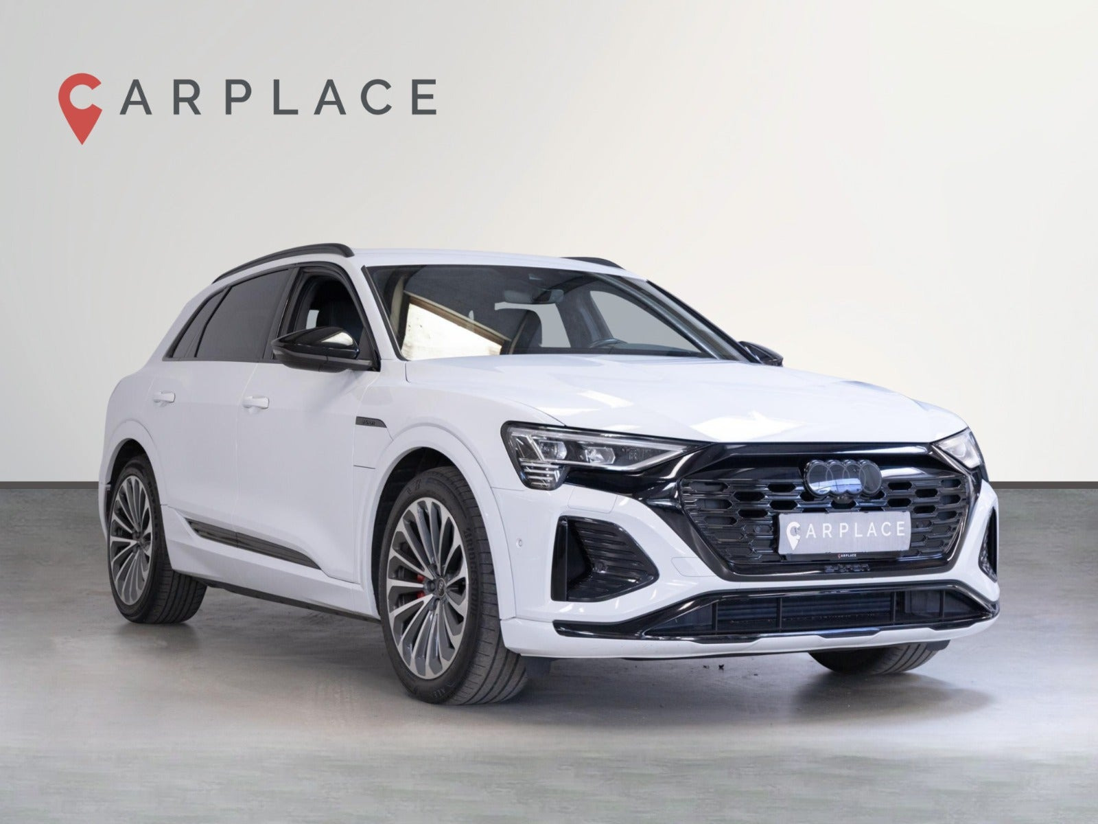 Hvid Audi Q8 e-tron fra 2024