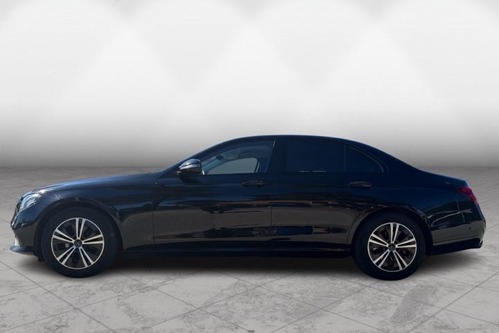 Sort Mercedes E220 d fra 2017
