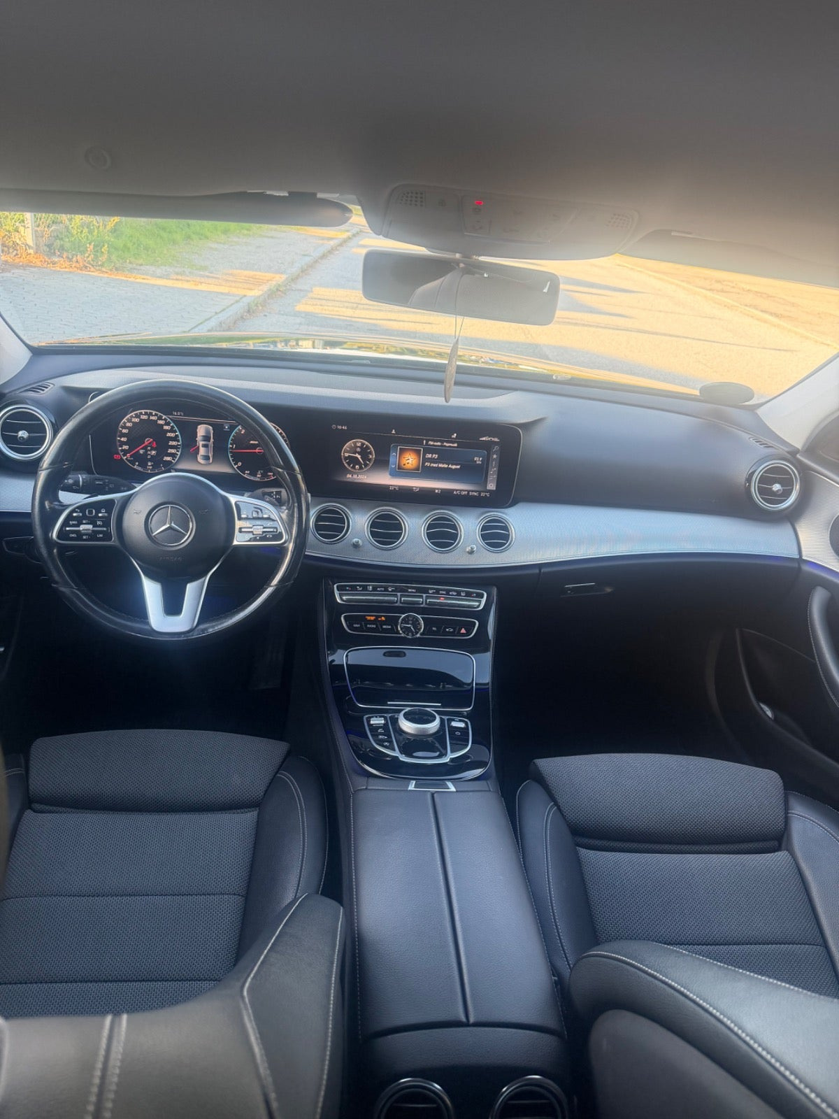 Sort Mercedes E220 d fra 2017
