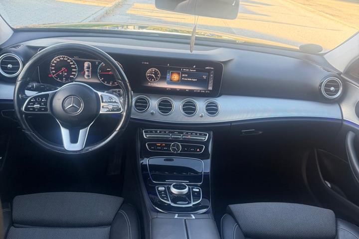 Sort Mercedes E220 d fra 2017