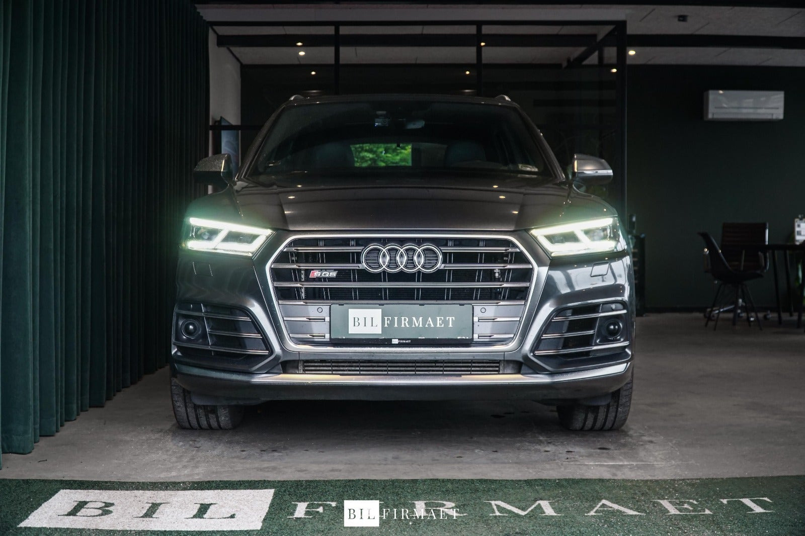 Grå Audi SQ5 fra 2021