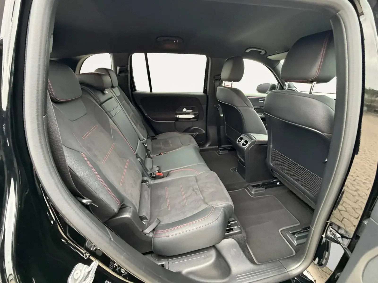 Sort Mercedes EQB250 fra 2024