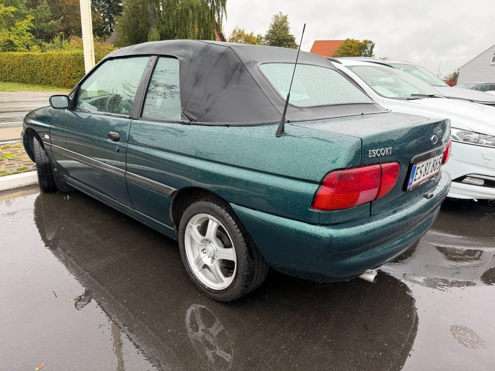 Grøn Ford Escort fra 1996