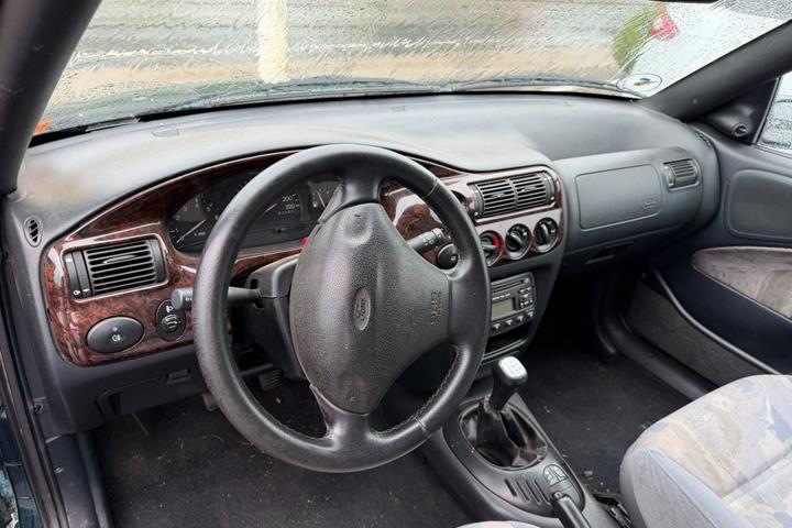 Grøn Ford Escort fra 1996