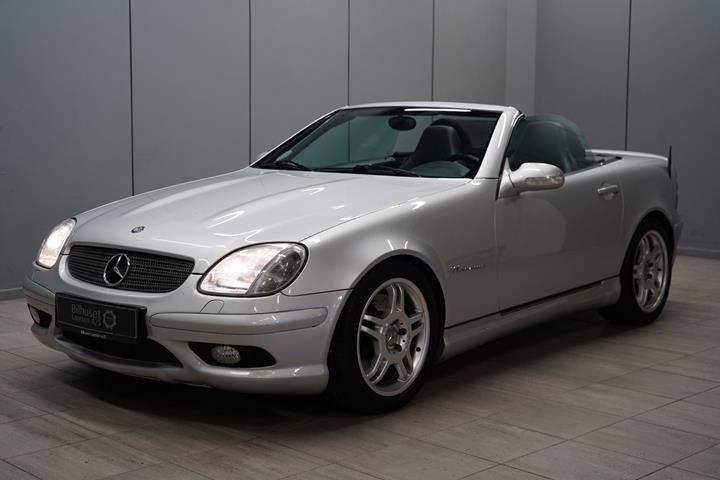 Sølv Mercedes SLK32 fra 2001