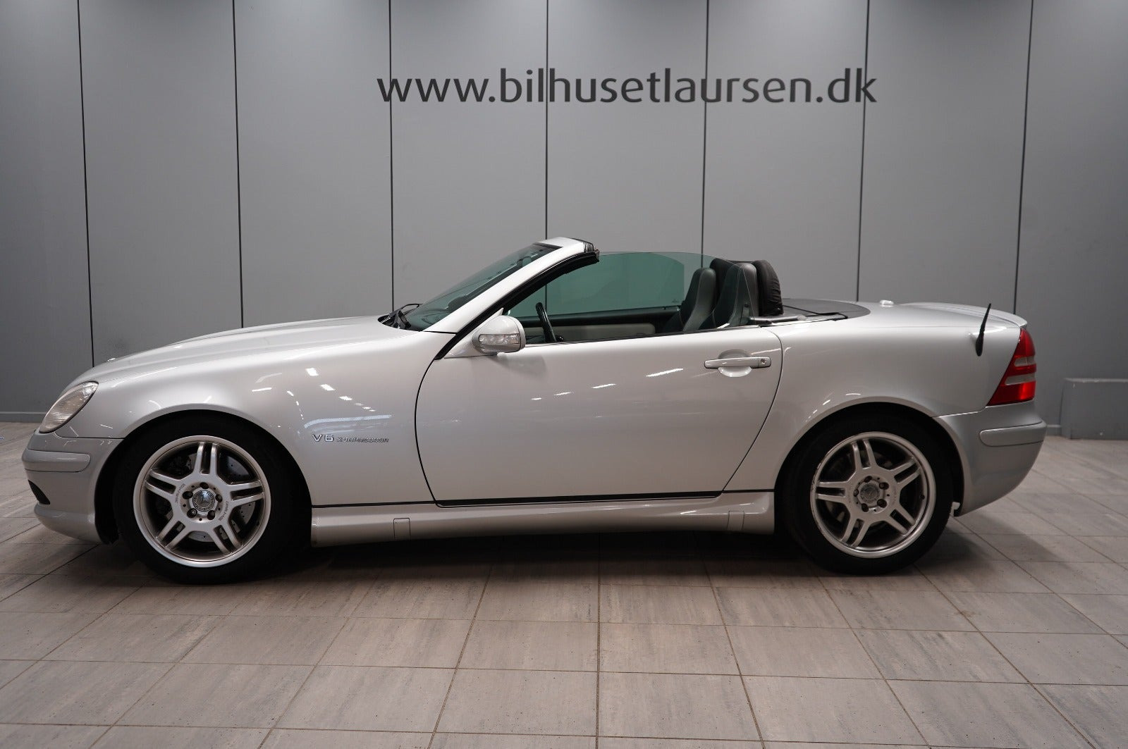 Sølv Mercedes SLK32 fra 2001
