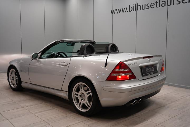 Sølv Mercedes SLK32 fra 2001