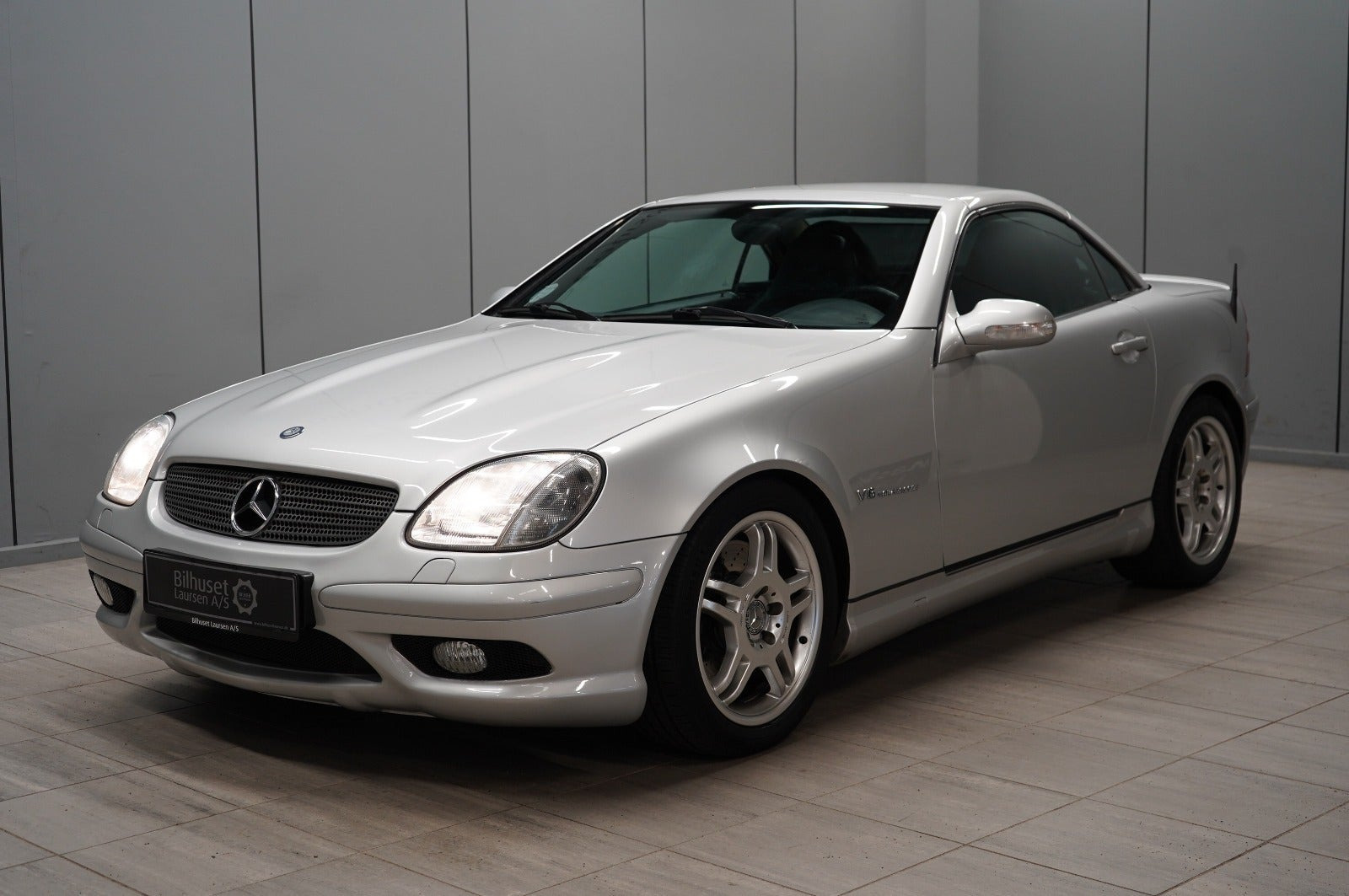 Sølv Mercedes SLK32 fra 2001