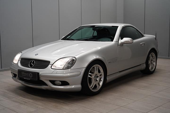 Sølv Mercedes SLK32 fra 2001
