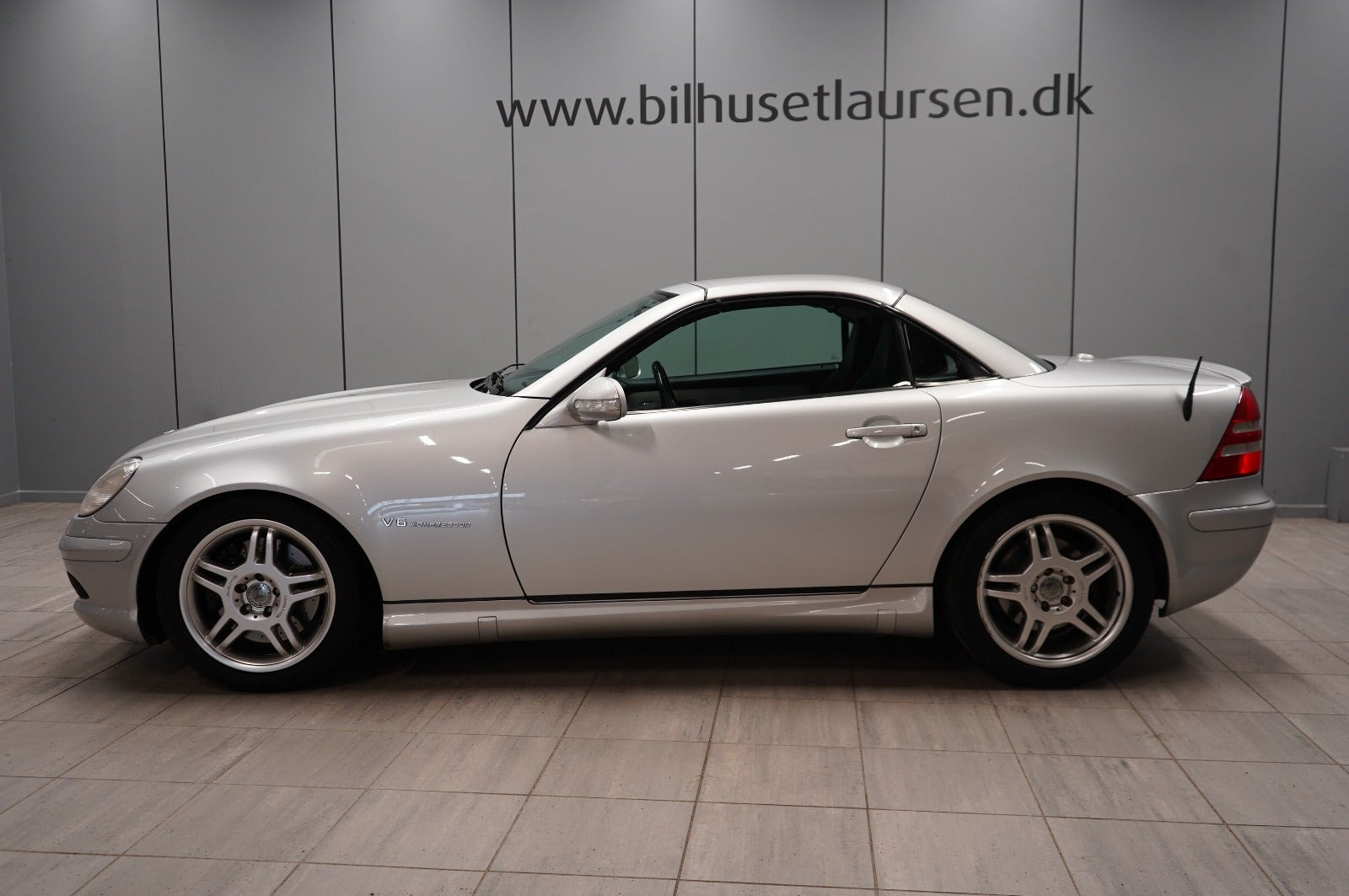 Sølv Mercedes SLK32 fra 2001